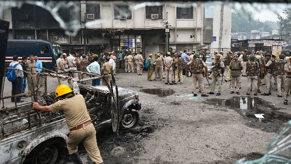 वकीलों के एक समूह ने पुलिस कर्मियों पर पथराव किया था
