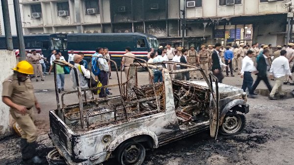 झड़प में पुलिस की 13 बाइक सहित 17 वाहन क्षतिग्रस्त हुए थे