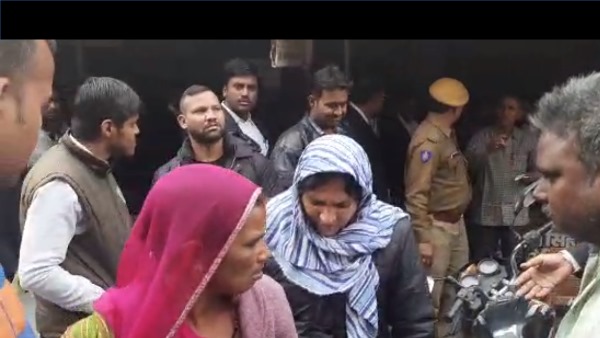 अचानक पहुंची पत्नी ने कर डाली पिटाई