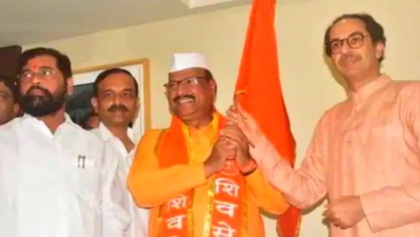शिवसेना और उनके परिवार ने इस्तीफे की बात से इनकार किया
