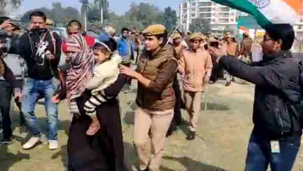 Police lathi charge on women protesting against CAA in Varanasi Police lathi charge on women protesting against CAA in Varanasi