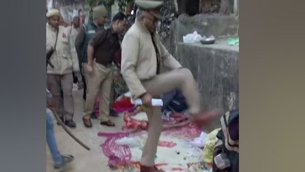 chandauli inspector beating beggar video goes viral chandauli inspector beating beggar video goes viral