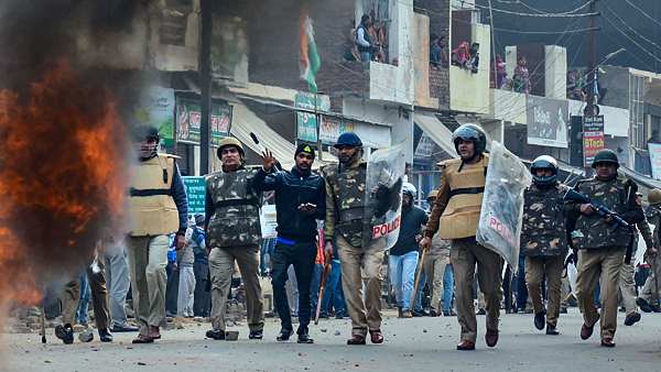CAA protest Muzaffarnagar police FIR contradictary shows arrests on spot but weapons seized 18 hrs later CAA protest Muzaffarnagar police FIR contradictary shows arrests on spot but weapons seized 18 hrs later