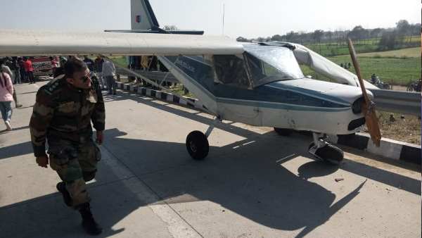 aircraft emergency landing at Eastern Peripheral Expressway, एक्सप्रेस वे पर एयरक्राफ्ट की लैंडिंग, Ghaziabad, aircraft, emergency landing, Eastern Peripheral Expressway, गाजियाबाद, एयरक्राफ्ट aircraft emergency landing at Eastern Peripheral Expressway, एक्सप्रेस वे पर एयरक्राफ्ट की लैंडिंग, Ghaziabad, aircraft, emergency landing, Eastern Peripheral Expressway, गाजियाबाद, एयरक्राफ्ट