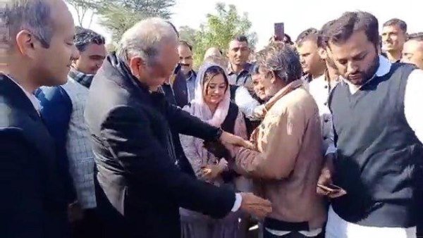 धनाऊ के किसान की तलाशी जेब