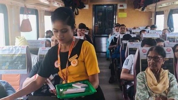 एमएनएस की धमकी के बाद ड्रेस में किया गया बदलाव