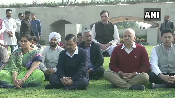 Delhi violence: CM Arvind Kejriwal with Manish Sisodia at Raj Ghat Delhi violence: CM Arvind Kejriwal with Manish Sisodia at Raj Ghat