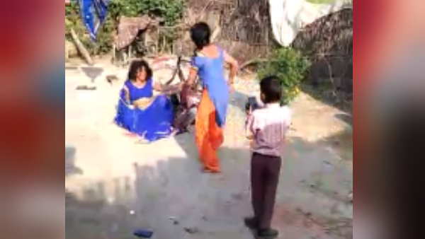 तीनों ने मिलकर बहू को पीटा