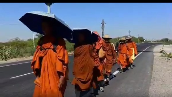 बौद्ध भिक्षु मुनाबाव के लिए पैदल रवाना
