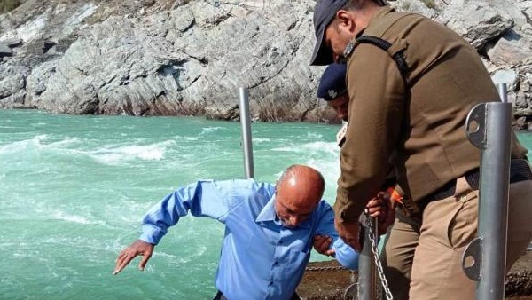 Justice of Uttarakhand High Court slipped while offering prayers sangam in Devprayag Justice of Uttarakhand High Court slipped while offering prayers sangam in Devprayag