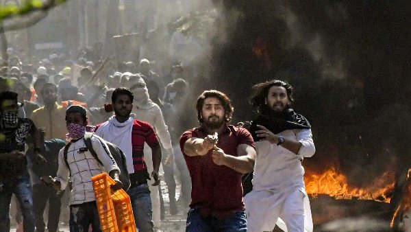 क्राइम ब्रांच की टीम ताहिर हुसैन के घर भी पहुंची थी