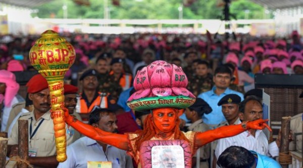 अब किसका करेंगे बेड़ा पार
