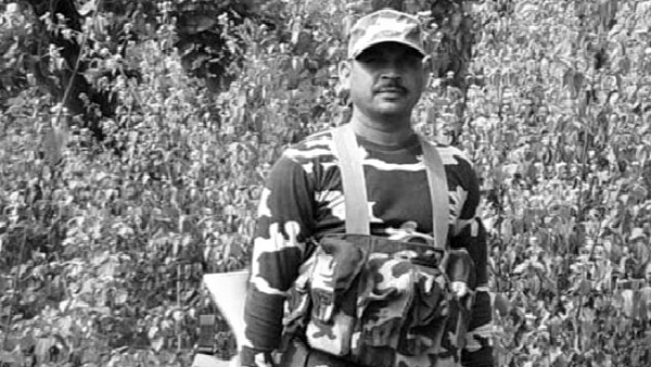 फौजी ट्रंक के साथ लगी है घर में शहीद हेमराज की तस्वीर