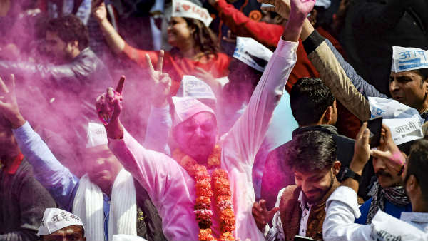 आप ने 62 सीटों पर किया कब्जा