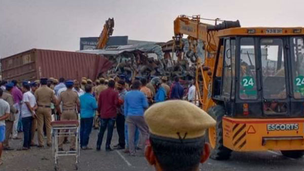 बस का आगे का हिस्सा पापड़ बन गया