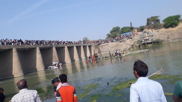ड्राइवर बस को चेक करने नीचे भी उतरा था