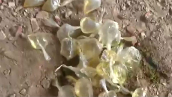 ताहिर के घर से मिले एसिड के पैकेट्स