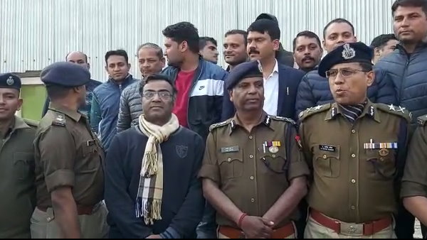 घर में घुसकर पति—पत्नी को मारा