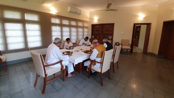 कुछ ऐसा था लंच टेबल पर माहौल