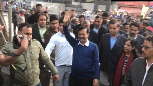 delhi cm Arvind Kejriwal reaches Hanuman Temple at Cannaught Place to offer prayers delhi cm Arvind Kejriwal reaches Hanuman Temple at Cannaught Place to offer prayers