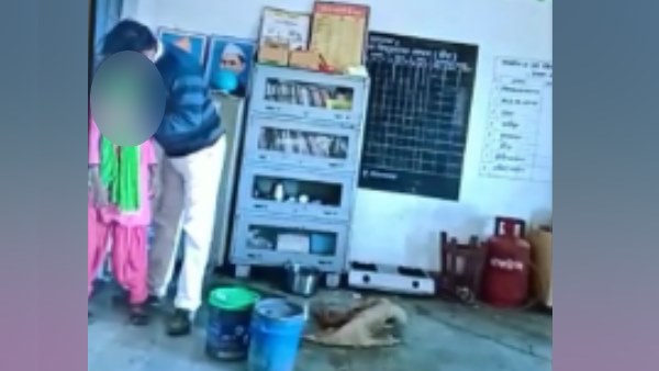 कैमरे में कैद हुई स्कूल के प्रिंसिपल की करतूत