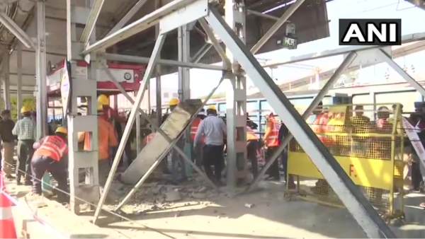 Madhya Pradesh, bhopal, injured, collapsed, footover bridge, Bhopal railway station, मध्यप्रदेश, भोपाल, फुटओवर ब्रिज, ब्रिज गिरा, ओवर ब्रिज, भोपाल रेलवे स्टेशन Madhya Pradesh, bhopal, injured, collapsed, footover bridge, Bhopal railway station, मध्यप्रदेश, भोपाल, फुटओवर ब्रिज, ब्रिज गिरा, ओवर ब्रिज, भोपाल रेलवे स्टेशन