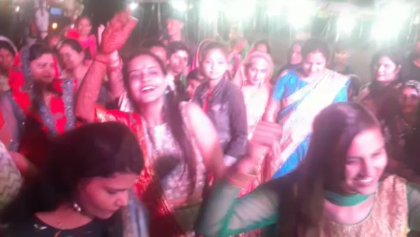 तीन भाई बहनों में अकेली हैं रिया