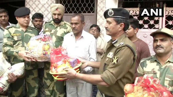 दिल्ली हिंसा में जला जवान का घर, फौरन इंजीनियरों की टीम लेकर पहुंची BSF, दिया 10 लाख का आर्थिक मदद दिल्ली हिंसा में जला जवान का घर, फौरन इंजीनियरों की टीम लेकर पहुंची BSF, दिया 10 लाख का आर्थिक मदद