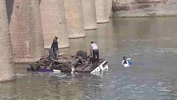 Bundi: Bus falls in Mej river many people died Bundi: Bus falls in Mej river many people died