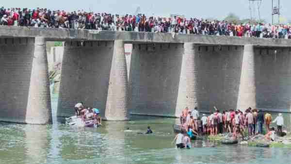 क्षमता से ज्यादा भर रखी थी सवारी