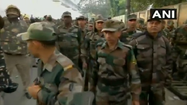 सेना जैसी वर्दी में दिखे दिल्ली पुलिस के जवाब
