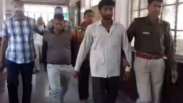 अपने अकाउंट में रुपए डलवा लेते थे