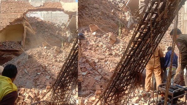 Delhi: A house collapses in CR Park two persons feared trapped under the debris Delhi: A house collapses in CR Park two persons feared trapped under the debris
