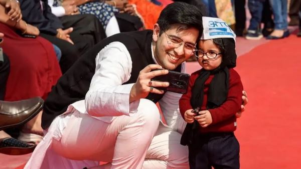 आवयान के साथ फोटो खींचाने वालों की लगी लाईन