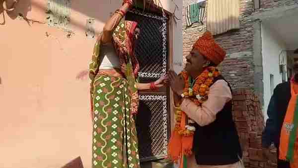 कीचड़ में कमल लेकर उतरे भाजपा प्रत्याशी