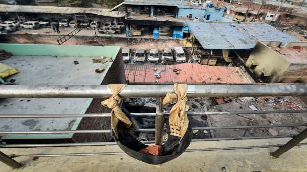 ताहिर की मकान की छत पर ईंटों से भरे पंद्रह कट्टे,ज्वनलशील पदार्थ मिले