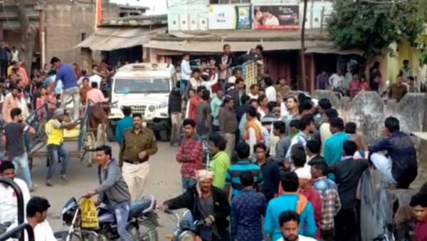 कौन है टीआई के साथ मिली युवती