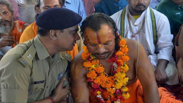 अनशन पर बैठे