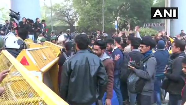 होली फैमिली हॉस्पिटल के पास झड़प