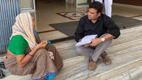 दफ्तर के बाहर खड़ी थीं बुजुर्ग महिला