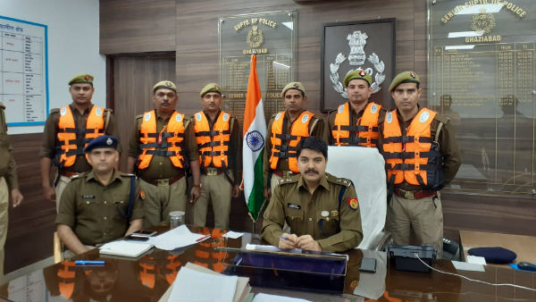 हम मूकदर्शक नहीं बने रह सकते