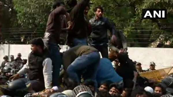 कन्हैया के काफिले पर हमला, kanhaiya kumar, supaul, bihar, caa, nrc, jan gan man yatra, कन्हैया कुमार, बिहार, सुपौल, एनआरसी कन्हैया के काफिले पर हमला, kanhaiya kumar, supaul, bihar, caa, nrc, jan gan man yatra, कन्हैया कुमार, बिहार, सुपौल, एनआरसी