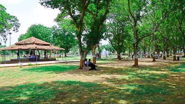 अब सचिवालय परिसर के पीछे आते हैं प्रेमी युगल