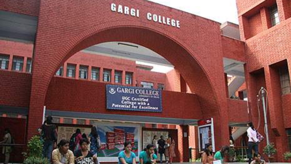 दीवार कूदकर घुसे लोग