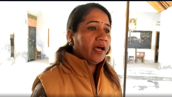 एक युवक के पास था चाकू