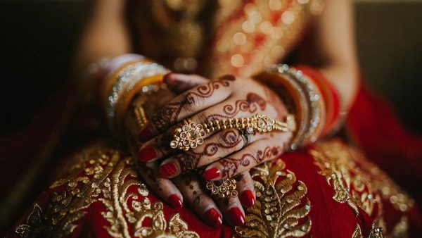 लाश के पास मिली शराब की बोतलें, दो ग्लास