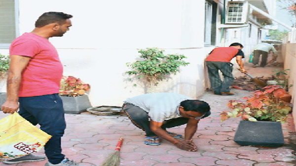 Gujarat riots convicts clean the shoe dishes in temple of Indore Gujarat riots convicts clean the shoe dishes in temple of Indore