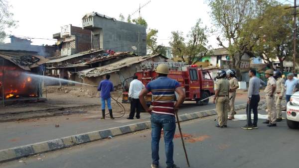 gujrat, khambhat, houses, fire, communal violence, communal clash, fire, गुजरात, खंभात, आगजनी, समुदायों के बीच झड़प, हिंसा gujrat, khambhat, houses, fire, communal violence, communal clash, fire, गुजरात, खंभात, आगजनी, समुदायों के बीच झड़प, हिंसा
