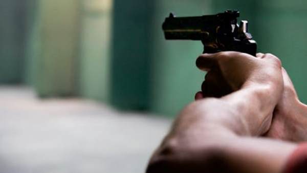 पुलिस से शिकायत करने पर दी गोली मारने की धमकी