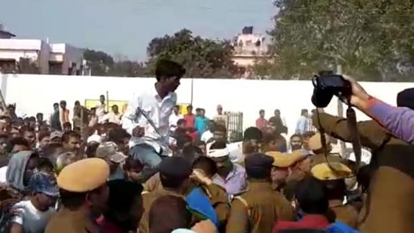 youth hurled slippers on kanhaiya kumar says he is traitor to the country youth hurled slippers on kanhaiya kumar says he is traitor to the country